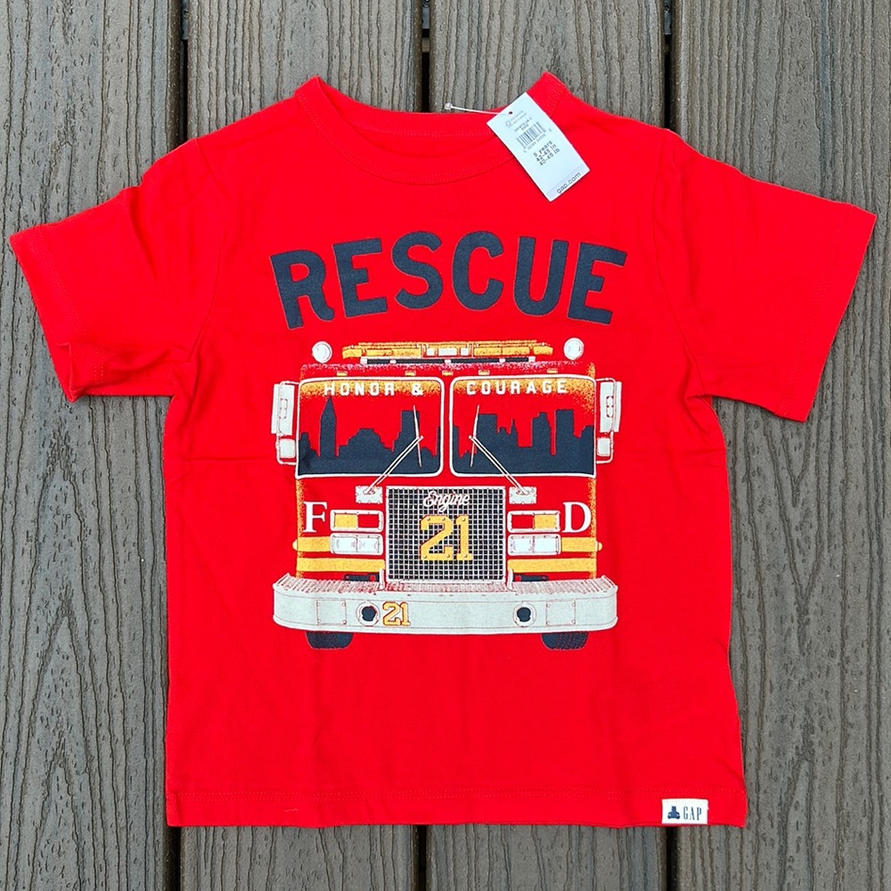 NWT GAP Boy’s Firetruck Engine Red T-shirt size 5T